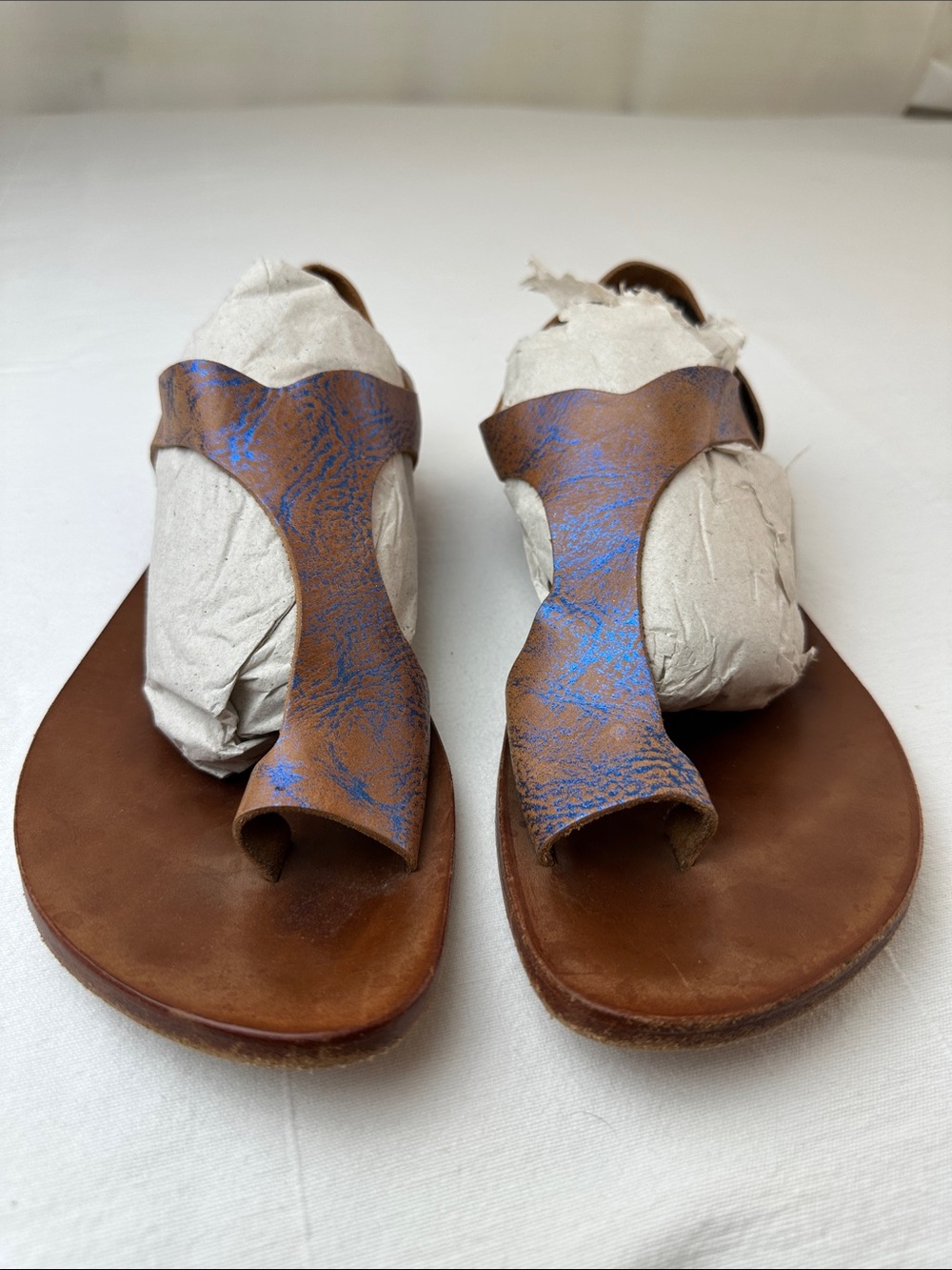 CYDWOQ Brown Leather Toe-Post Sandals with Iridescent Blue Detail